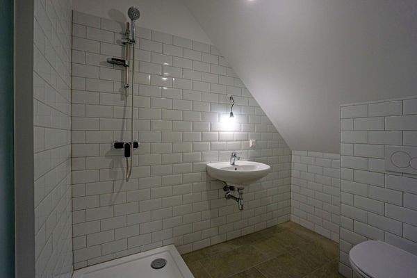 Duschbad mit Echtglasdusche und WC