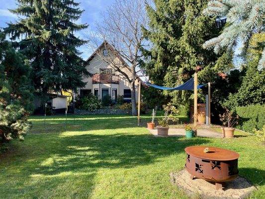 Blick zum Haus vorne