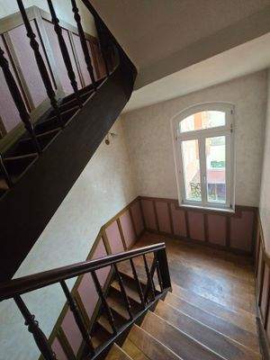 Nur sportliche Indiviudalisten, die gerne die (bequemen) fünf Etagen zu Fuß meistern, können Eigentümer dieses Rückzugsortes werden.