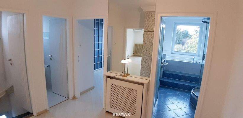 2. Etage Vorraum, Blick ins Bad