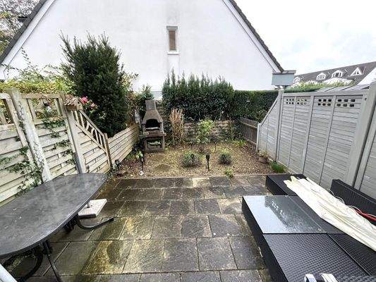 Terrasse mit kl. Gartenbereich