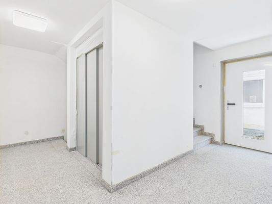 Hauseingang und Aufzug