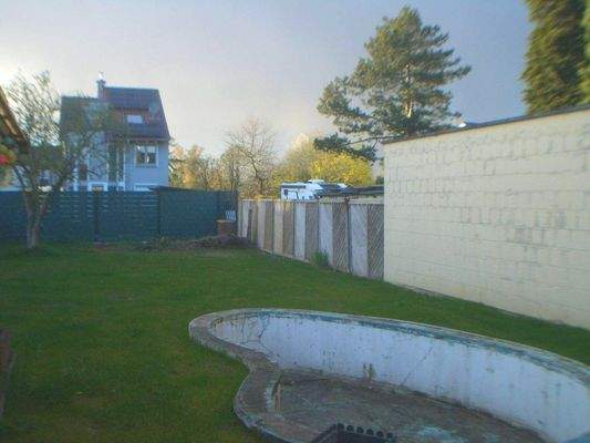 Garten mit kleinem Pool