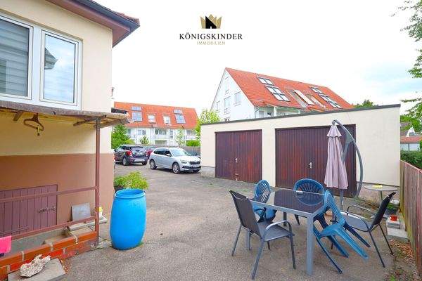 Die Doppelgarage mit Freisitz.