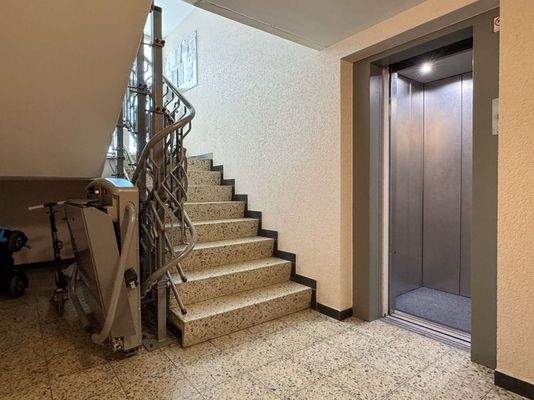 Aufzug mit Treppennlift