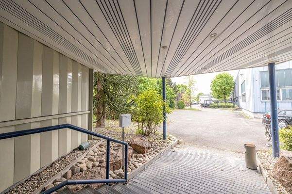 Eingangsbereich mit Blick auf den Parkplatz