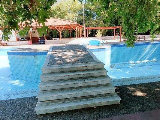 Kreta, Vryses: Wohngebäude mit Pool und Bergblick zu verkaufen – Ideale Investition im Apokoronas!