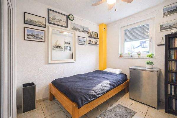 Helles, ordentliches Schlafzimmer mit maritimen Akzenten