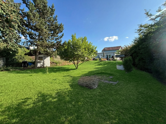 Blick vom Garten zur Terrasse