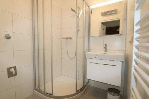 neues Bad mit Dusche, Handtuchheizkörper und Waschmaschinenanschluss