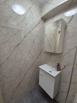 mit separatem Waschbecken