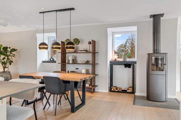 Essbereich am gemütlichen Kaminofen