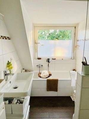 Bad - Badewanne und Fenster