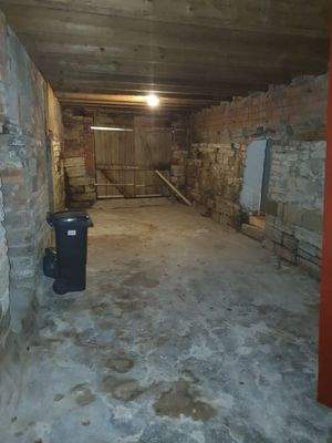 Scheunenteil , welcher als Garage genutzt werden kann