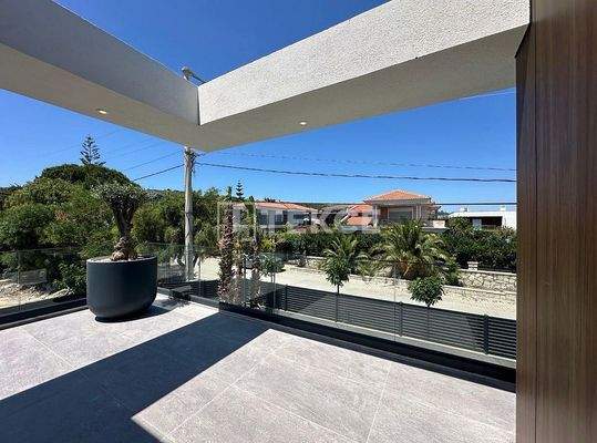 Semi-detached Villa with a Pool Near the Sea in İzmir