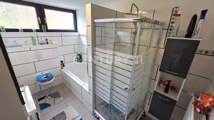 Neuwertiges lichtdurchflutetes Bad mit Wanne und Dusche