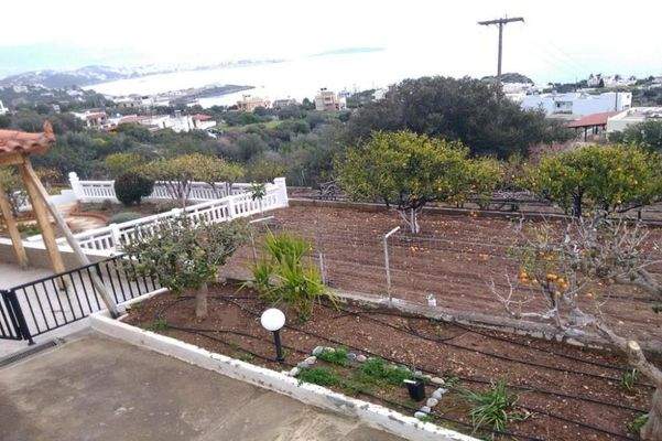 Kreta, Ammoudara: Haus mit 3 Wohnungen in Meeresnähe zu verkaufen