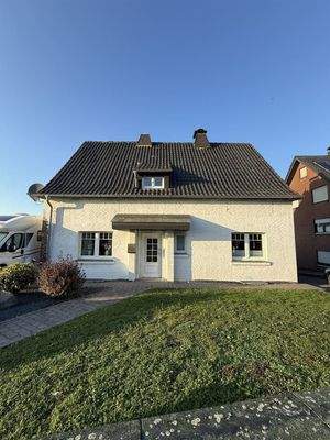 Frontansicht inkl. Vorgarten