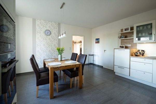 moderne Küche mit schönem Sitzbereich (3)