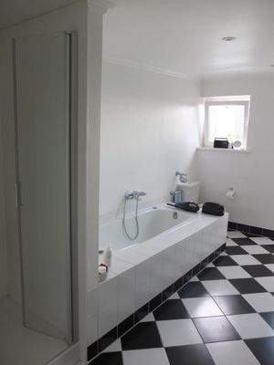 großes Wannen und Duschbad.jpg