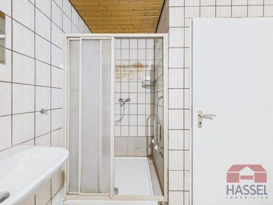 Mit Dusche und Toilette