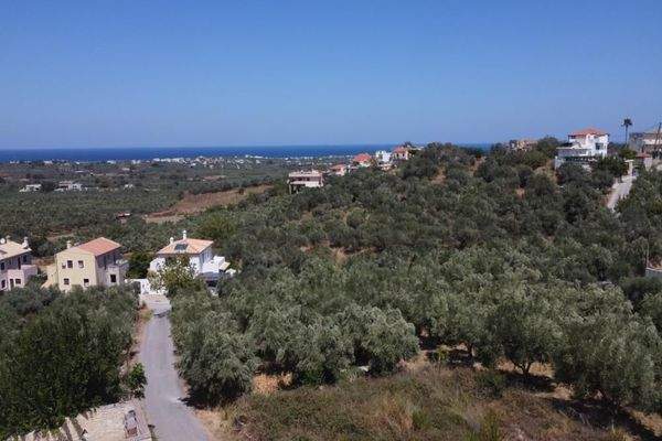 Kreta, Kournas: Eckgrundstück nahe des Kournas-Sees zu verkaufen