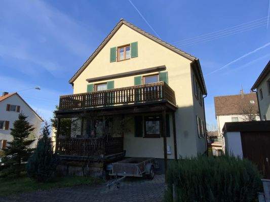 Außenansicht mit Balkon