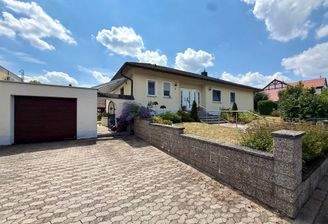 Hausansicht mit Garage