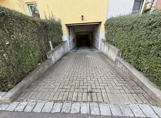 Tiefgarageneinfahrt