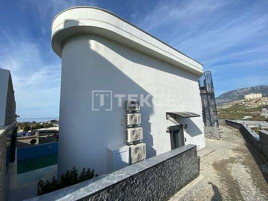 Detached House with a Private Swimming Pool in Alanya