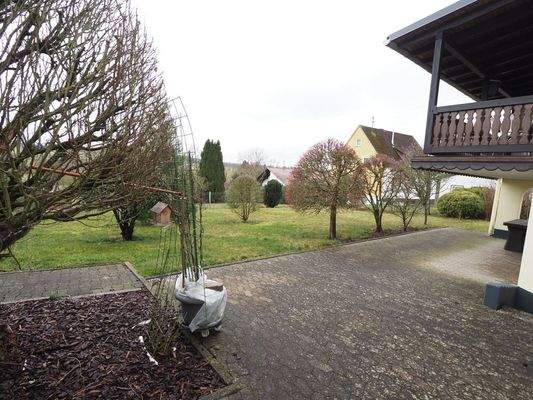 Terrasse mit Blick auf das Grundstück