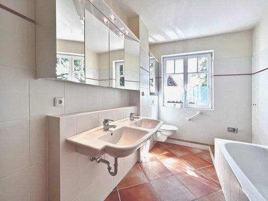 Modernes Bad mit Fenster