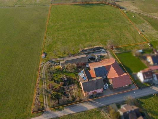 Luftaufnahme Anwesen mit landwirtschaftlicher Fläche