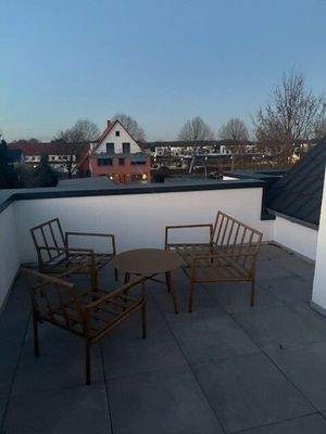 Außenbereich mit Blick auf die Marina