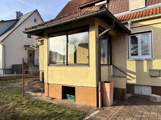 verglaster Windfang mit Tonziegeleindeckung