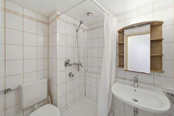 Badezimmer mit Dusche