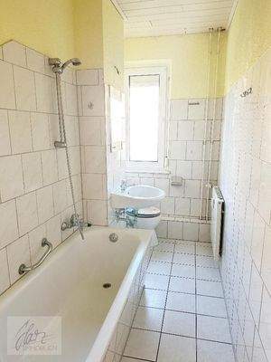 Tageslichtbad mit Wanne, WC und Waschtisch