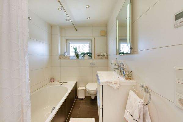 DG, Bad mit Fenster &amp; Wanne