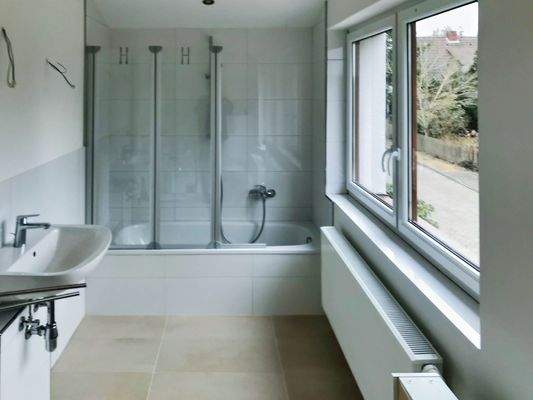 und in das Tageslichtbad mit Badewanne