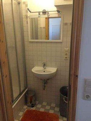 Das Badezimmer mit Dusche