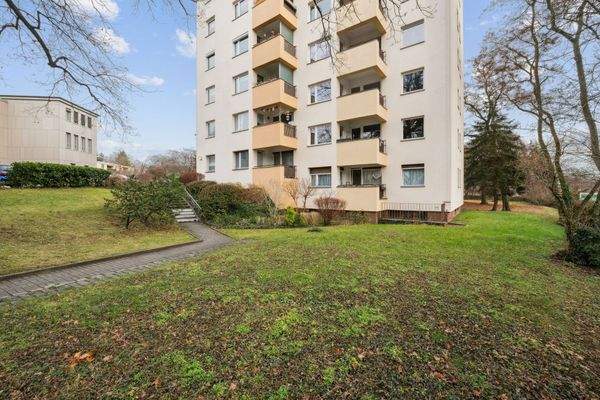 Die Wohnung liegt zum Garten heraus sicher im 1.OG