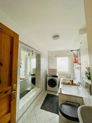 Bad mit Wanne, unten