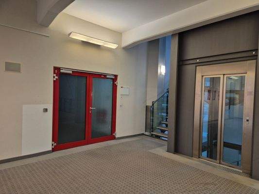 Zugang zur Mietfläche mit Aufzug