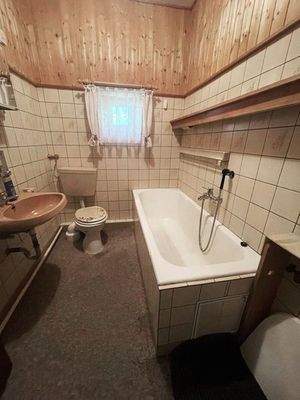 Badezimmer mit Badewanne