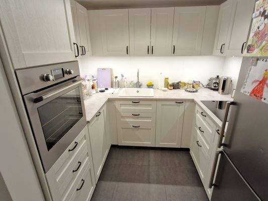 die schicke Landhausküche in weiß ist inklusive