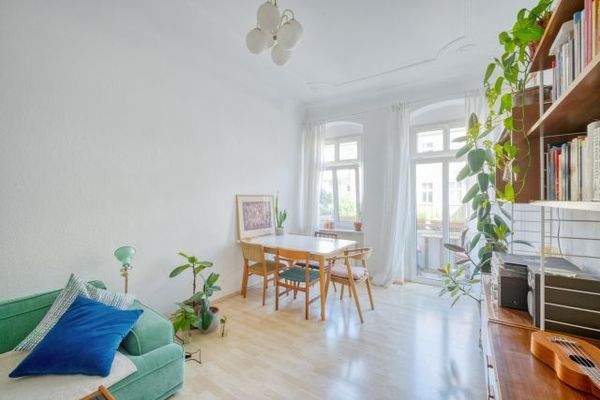 Wohnzimmer mit Balkon