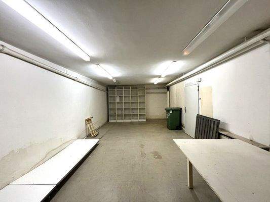 Geräumiges Lager UG