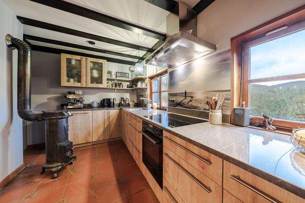 Einbauküche mit Kaminofen