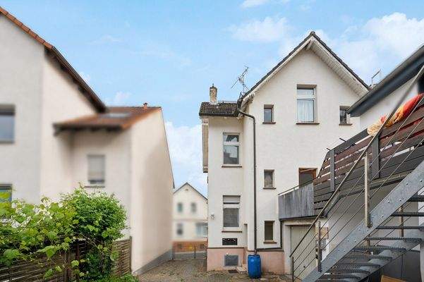 Haus und Hof von hinten 