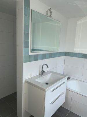 Bad ein suite mit Dusche und Badewanne 